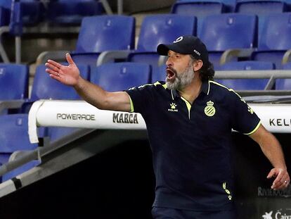 Rufete da instrucciones a sus jugadores durante el partido del Espanyol ante el Real Madrid.