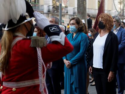 La alcaldesa de Barcelona, Ada Colau (c) durante la ofrenda floral del Govern al monumento de Rafael Casanova en Barcelona. EFE/Quique García