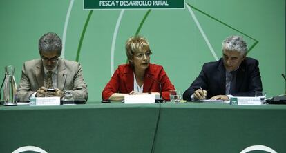 La consejera de Agricultura, Elena Víboras, con el viceconsejero, Juan Antonio Cortecero (izquierda), y Jerónimo Pérez, secretario general.