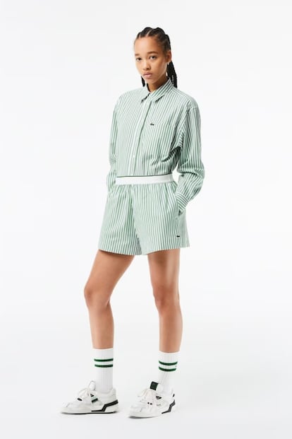 El espíritu deportivo de Lacoste se materializa en este ‘outfit’ que lleva, además, los colores de la enseña. 265 €