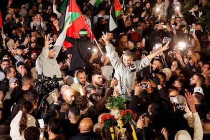 Una multitud recibe a los presos palestinos liberados de las cárceles israelíes este jueves como parte del acuerdo entre Israel y Hamás, en Ramala (Cisjordania).