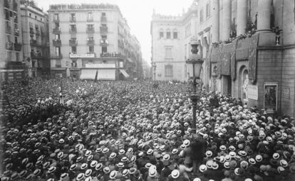 Manifestantes a favor de la zona neutral escuchan las conclusiones de la Asamblea de Parlamentarios en la Plaza de Sant Jaume (1911).