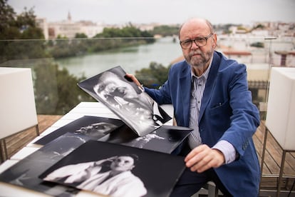 El fotógrafo Paco Sánchez mostraba varios de sus retratos a artistas flamencos, el jueves 20 de octubre en un hotel de Sevilla.