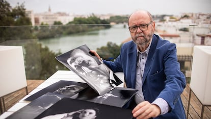El fotógrafo Paco Sánchez mostraba varios de sus retratos a artistas flamencos, el jueves 20 de octubre en un hotel de Sevilla.
