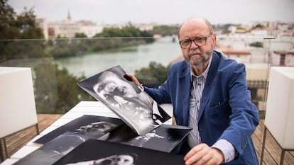 El fotógrafo Paco Sánchez mostraba varios de sus retratos a artistas flamencos, el jueves 20 de octubre en un hotel de Sevilla.