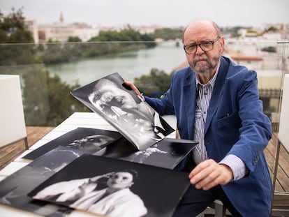 El fotógrafo Paco Sánchez mostraba varios de sus retratos a artistas flamencos, el jueves 20 de octubre en un hotel de Sevilla.