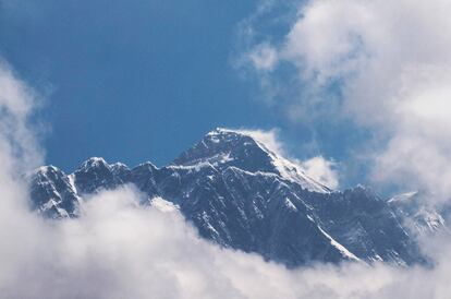 Imagen de la cima del Everest visto desde Namche Bazar, en Nepal.