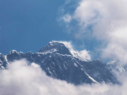 Imagen de la cima del Everest visto desde Namche Bazar, en Nepal.