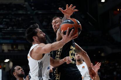 Facundo Campazzo (izquierda) intenta superar a Donatas Motiejunas en el partido entre Real Madrid y Mónaco este jueves.