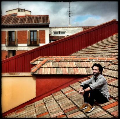 El guionista y dramaturgo Pablo Remón, en la terraza del Teatro Pavón Kamikaze. 
 