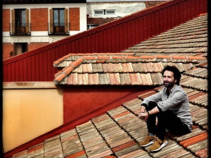 El guionista y dramaturgo Pablo Remón, en la terraza del Teatro Pavón Kamikaze. 
 