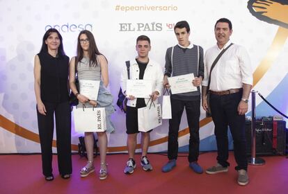 A Aarón Otero Castro, Julia Otero Castrelo y Brais Gil Zas por “Roma solidaria con los refugiados”. I.E.S. ROSALÍA DE CASTRO. Santiago de Compostela, A Coruña. Maite Rico, subdirectora de EL PAÍS, les ha entregado el galardón.