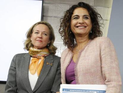 Las ministras de Economía, Nadia Calviño (izquierda), y de Hacienda, María Jesús Montero, ayer.