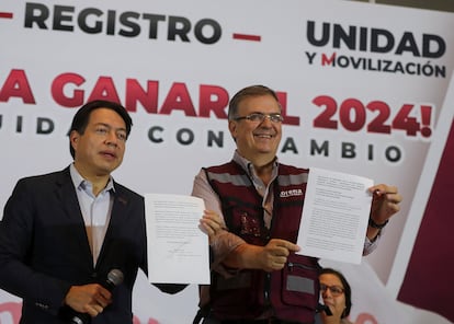 Mario Delgado y Marcelo Ebrard durante el registro del excanciller como candidato a la contienda electoral de 2024