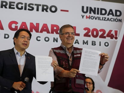 Mario Delgado y Marcelo Ebrard durante el registro del excanciller como aspirante a la contienda interna de Morena, en Ciudad de México, este miércoles.