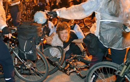 Policías de Chigaco someten a un manifestante.