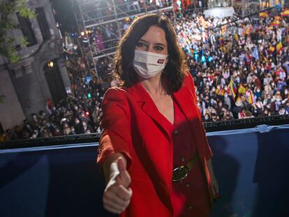 Isabel Díaz Ayuso celebra su victoria en el balcón de la sede del PP.