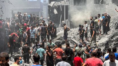 Búsqueda de posibles víctimas enterradas bajo los escombros tras un bombardeo israelí sobre el campo de refugiados de Al Shati, en la Ciudad de Gaza, el 22 de junio.