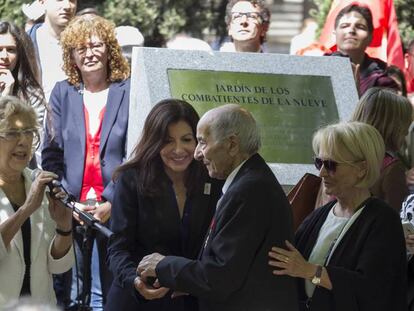 Las alcaldesas de Madrid, Manuela Carmena en la inauguraci&oacute;n del &quot;Jard&iacute;n de los combatientes de la Nueve&quot;.