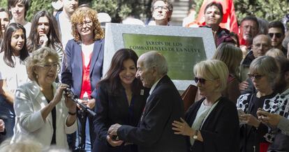 Las alcaldesas de Madrid, Manuela Carmena en la inauguraci&oacute;n del &quot;Jard&iacute;n de los combatientes de la Nueve&quot;.