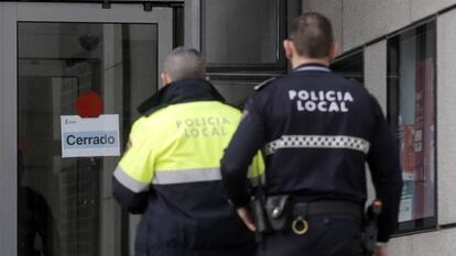 Dos agentes de la Policía Local de Mallorca.