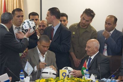 En Ramala, junto al primer ministro de la Autoridad Palestina, Ahmad Qurai.