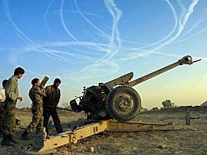 Soldados de la Alianza del Norte alimentan un cañón de fabricación rusa en una localidad del norte de Afganistán.