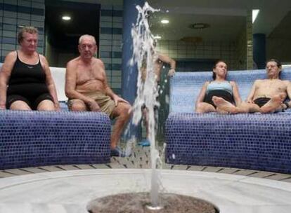 Vecinos de Alcobendas, en las piscinas balneario del complejo deportivo de Valdelasfuentes.
