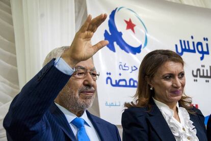 El presidente de Ennahda, Rached Ghannouchi, saluda junta a Suad Abderrahim, la candidata del partido en la capital