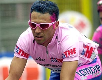 Imagen de Gilberto Simoni, ganador de la 84 edición del Giro de Italia, en el último día de la prueba ciclista.