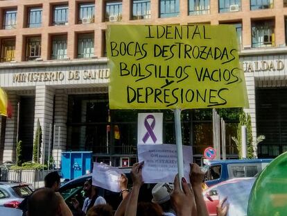 Afectados por el cierre de iDental protestan frente al Ministerio de Sanidad en Madrid. 