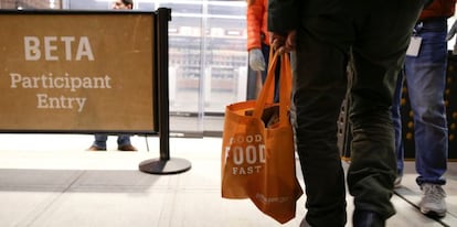 Un empleado de Amazon en una tienda en Seattle.