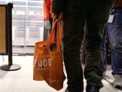 Un empleado de Amazon en una tienda en Seattle.