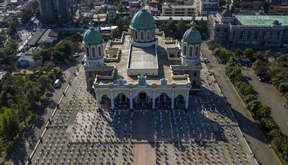 Una congregación de cristianos practica el distanciamiento social para frenar la propagación del nuevo coronavirus, con sillas dispuestas a cierta distancia para escuchar la misa del domingo por la mañana en la catedral ortodoxa etíope Bole Medhane Alem en Addis Abeba el domingo 5 de abril. 2020.