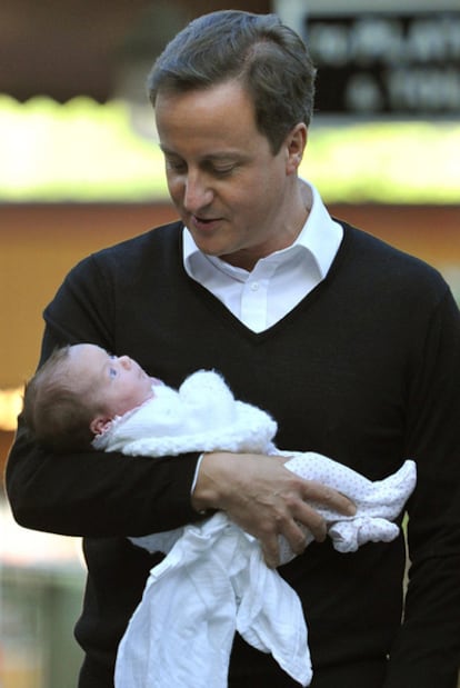 David Cameron asegura que intenta conciliar su vida de primer ministro del Gobierno británico con su vida familiar. Su apretada agenda le lleva incluso a ejercer de padre durante el congreso conservador que se celebra estos días en Birmingham. El martes se paseó con la pequeña Florence por los salones de trabajo.