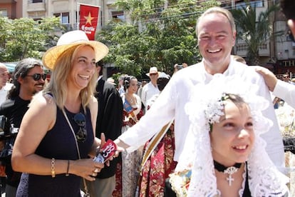 Sonia Castedo y Alberto Fabra, este domingo en les Fogueres de Alicante.