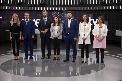  La portavoz del Grupo Parlamentario Socialista en el Congreso de los Diputados, Adriana Lastra (d), la portavoz del Grupo Parlamentario Popular en el Congreso de los Diputados, Cayetana Álvarez de Toledo (i), la portavoz del Grupo Parlamentario Ciudadanos en el Congreso de los Diputados, Inés Arrimadas (2d), la portavoz del Grupo Parlamentario Unidas-Podemos en el Congreso de los Diputados, Irene Montero (c), el portavoz del Grupo Parlamentario Vox en el Congreso de los Diputados, Iván Espinosa de los Monteros (3i), el portavoz del Grupo Parlamentario ERC en el Congreso de los Diputados, Gabriel Rufián (3d) y el portavoz del Grupo Vasco (PNV), Aitor Estéban (2i), antes del debate electoral a siete en los estudios de RTVE de Prado del Rey. 