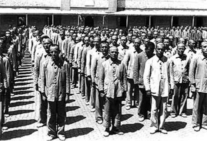 Fotografía de presos en el penal de Ocaña formando en el patio en 1952 que forma parte de la exposición. 

/ EFE / JAIME PATO
