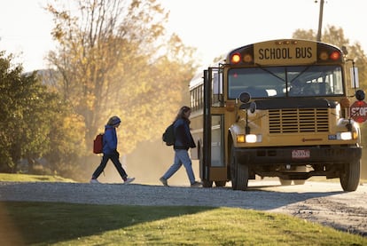 Estudiantes abordan un autobús para ir a su escuela, en Vermont, Estados Unidos.