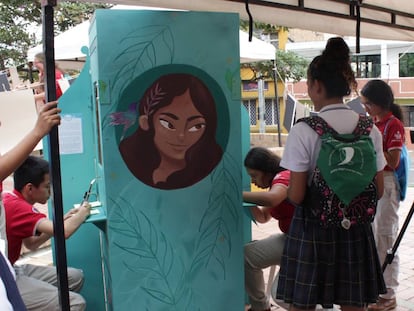 Católicas por el Derecho a Decidir plantea que las mujeres hagan parte de la iglesia desde la libertad. En la imagen, el confesionario que llevan a los barrios.