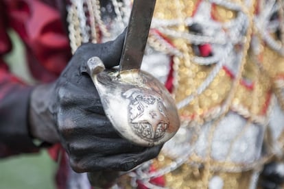 El puño de la espada del rey de los 'Lambe Sujos'.