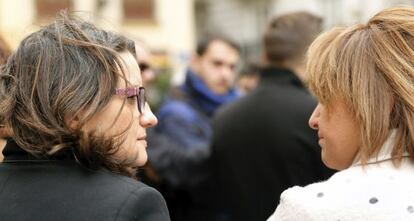 La vicepresidenta del Consell, Mònica Otlra, con la líder de los populares valencianos, Isabel Bonig, en la condena de los asesinatos de Torrevieja.