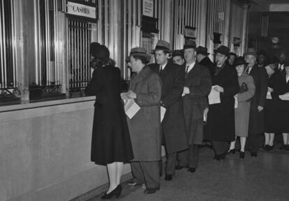 Colas para abonar el Impuesto sobre la Renta en Nueva York en 1942.