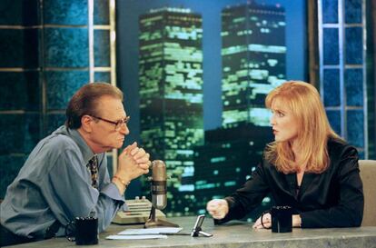 Larry King junto a Sarah Ferguson, exduquesa de York, en 1997. Forma parte de la historia del periodismo su cobertura de la guerra del Golfo de 1991, la primera retransmitida en directo por televisión.
