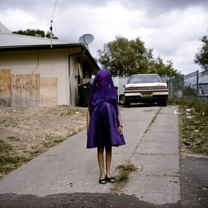 A fotógrafa australiana Raphaela Rosella, vencedora na categoria individual de retratos. A imagem mostra uma menina chamada Laurinda enquanto espera o ônibus para ir à escola com um vestido roxo, em Moree (Nova Gales do Sul).