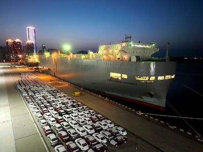 Vehículos eléctricos en antes de ser exportados a México, en el puerto de Lianyungang (China), en mayo de 2023.