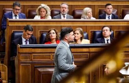 El portavoz de ERC, Gabriel Rufián, para delante del Ejecutivo tras su intervención.