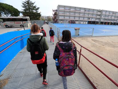 Unas niñas entrando a un colegio en Madrid este martes, un día antes de la suspensión de clases.