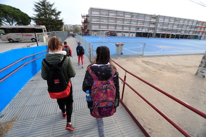 Unas niñas entrando a un colegio en Madrid este martes, un día antes de la suspensión de clases.