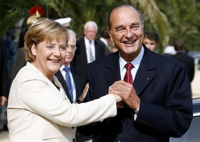 Jacques Chirac junto a la canciller alemana, Angela Merkel, durante un encuentro en Compiegne (Francia), en 2006.